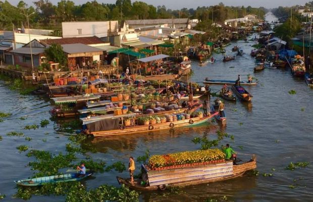 Fruit sellers at the Nga Nam Floating Market